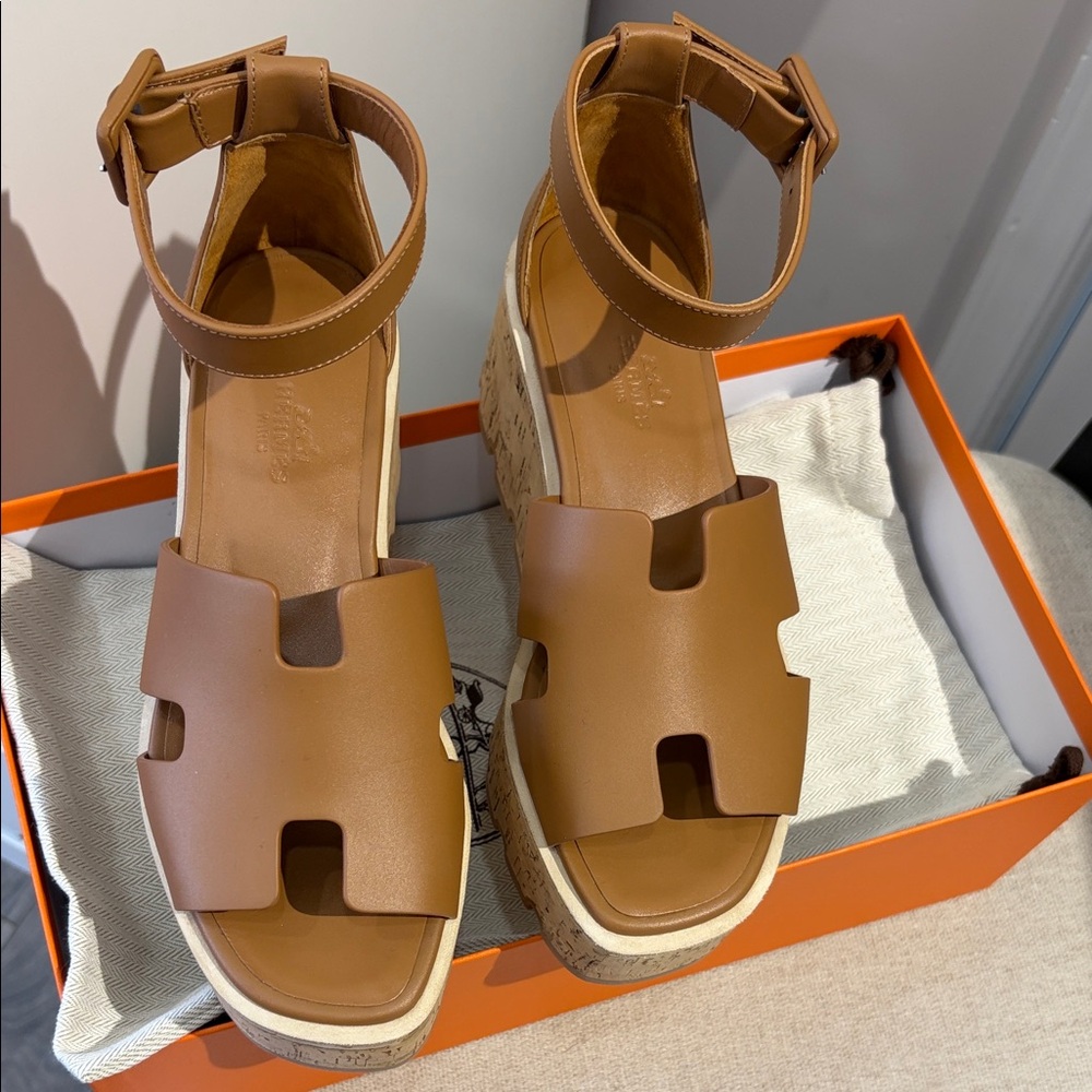 Brand new never used Hermes Luce 30 sandal
Color: naturel
Size 35